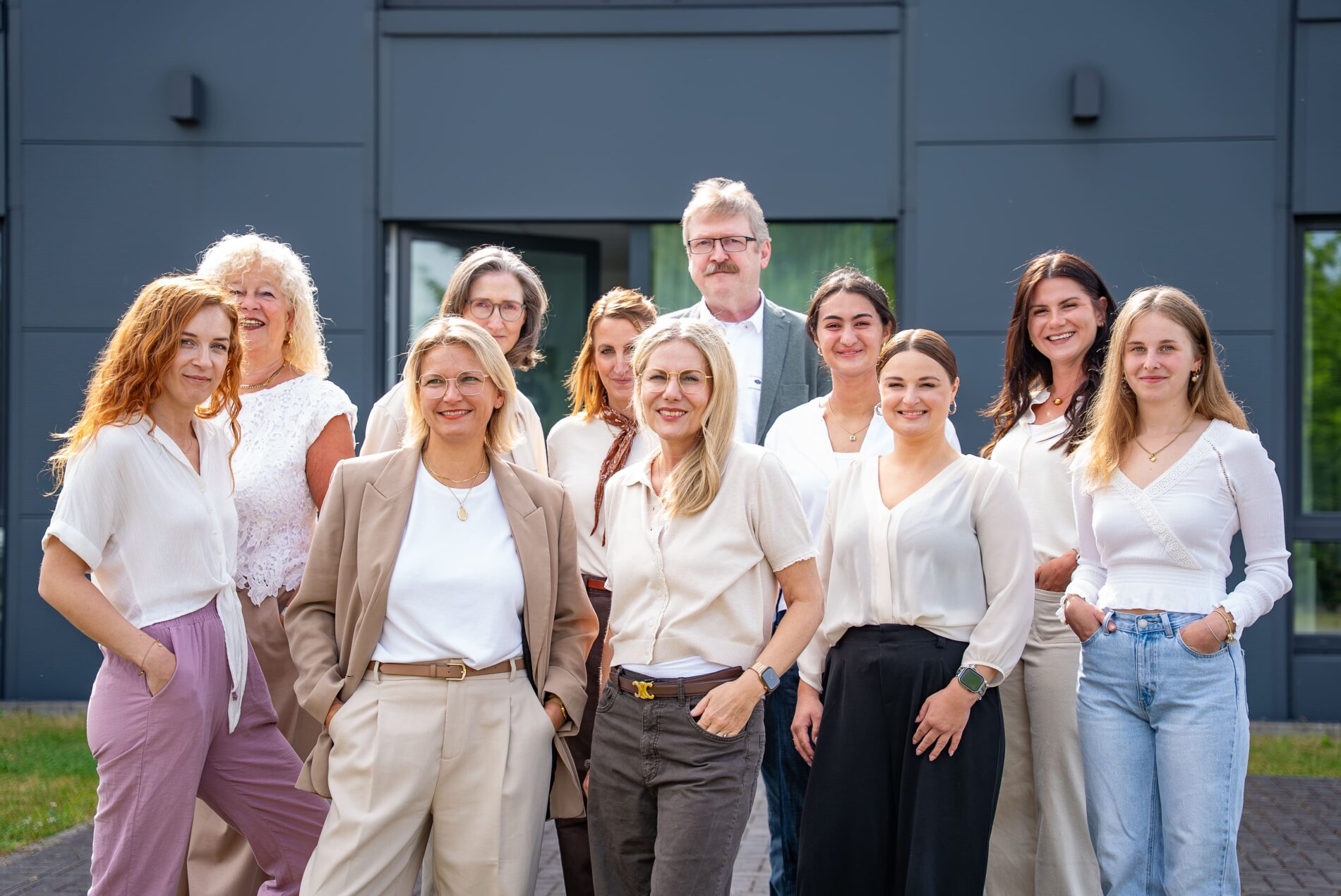 Das multiprofessionelle Team der JUNA GbR vor der Praxis in Herten — systemische Therapeutinnen und Beraterinnen für Familien, Paare und Jugendhilfe im Ruhrgebiet