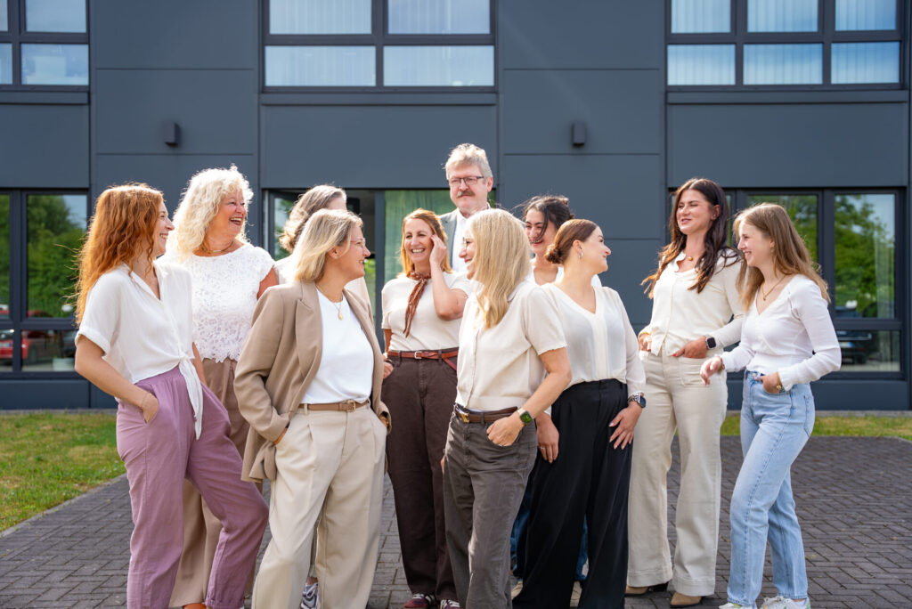 Das Team der JUNA GbR Herten vor der Praxis — multiprofessionelle systemische Therapeutinnen und Berater für Familien, Paare, Kinder und Jugendhilfe im Ruhrgebiet