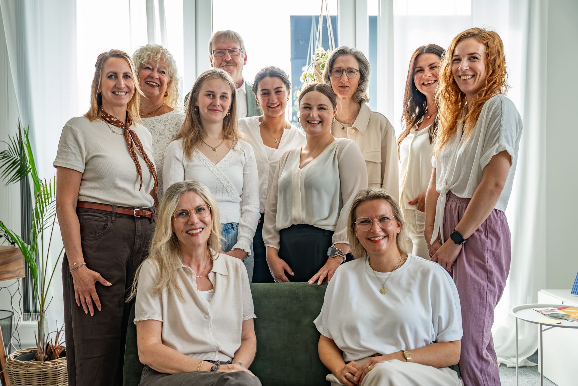 Gesamtteam der JUNA GbR Herten im Praxisraum — erfahrene systemische Therapeutinnen und Berater für Familien, Paare und Jugendhilfe nach SGB VIII