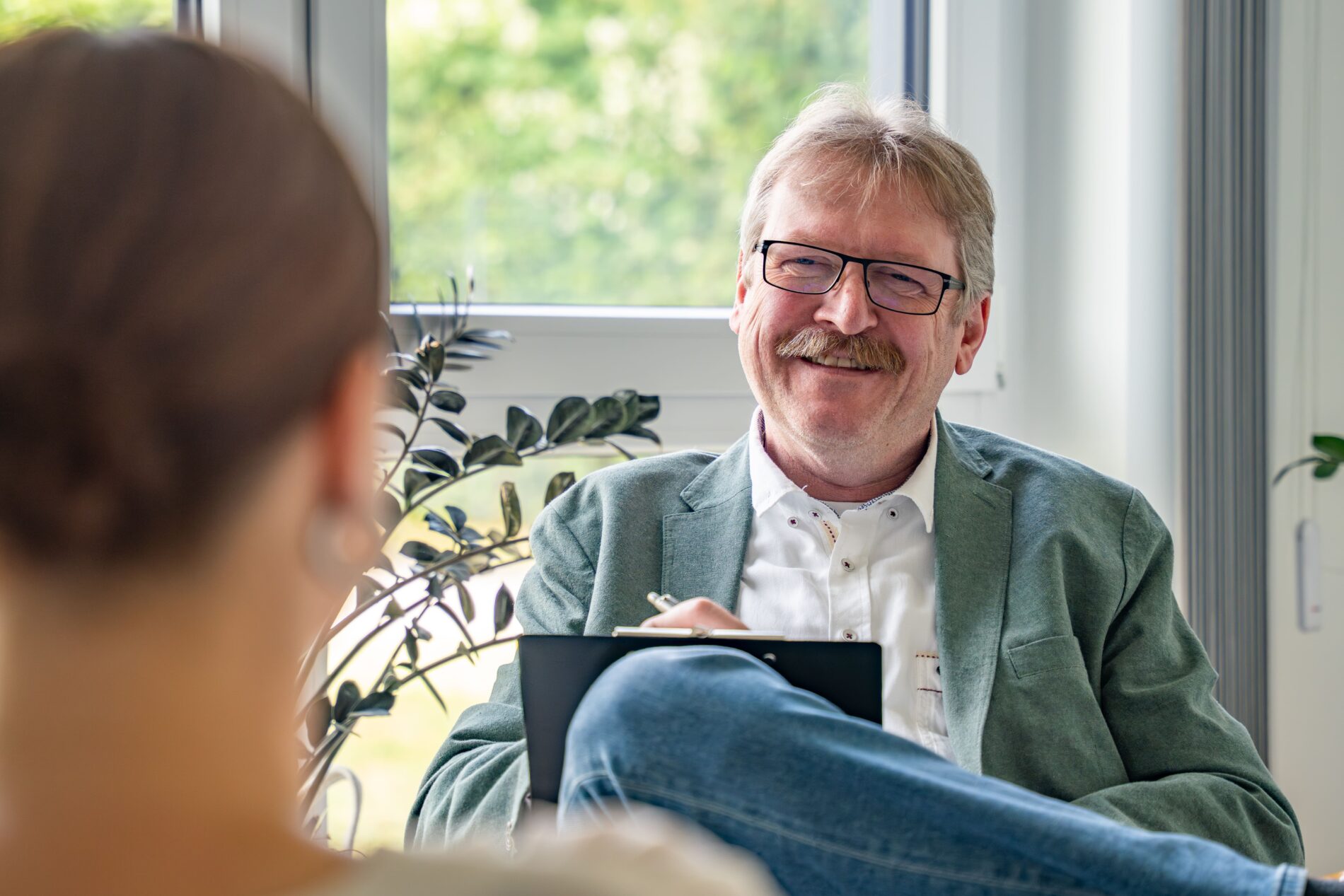 Systemischer Therapeut der JUNA GbR Herten im Beratungsgespräch — professionelle und wertschätzende systemische Therapie für Familien und Einzelpersonen
