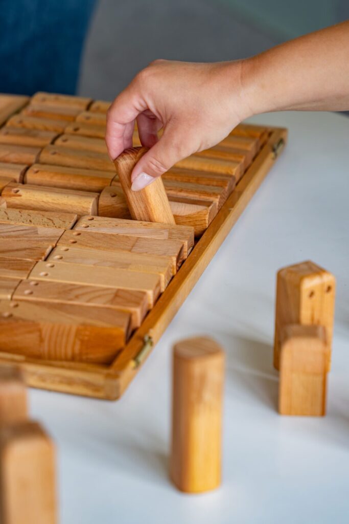 Systemische Aufstellungsarbeit mit Holzfiguren bei der JUNA GbR Herten — kreative Therapiemethode zur Sichtbarmachung von Familiendynamiken und Beziehungsmustern