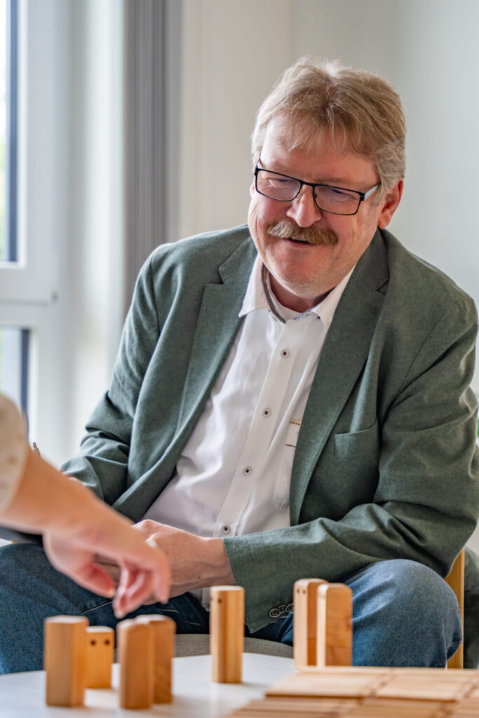 Therapeut der JUNA GbR Herten bei systemischer Familienaufstellung mit Holzfiguren — lösungsorientierte Methode in der systemischen Therapie und Familienberatung in Herten
