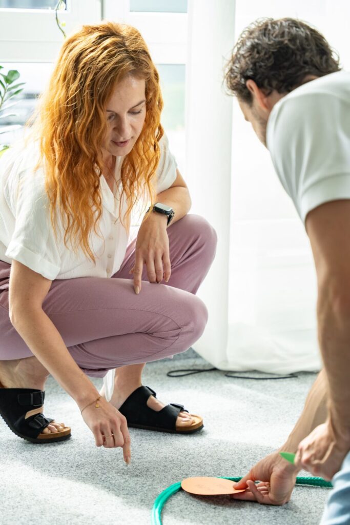 Therapeutin der JUNA GbR in Herten bei systemischer Aufstellungsarbeit mit Klient — ressourcenorientierte Methode in der systemischen Familientherapie und Beratung