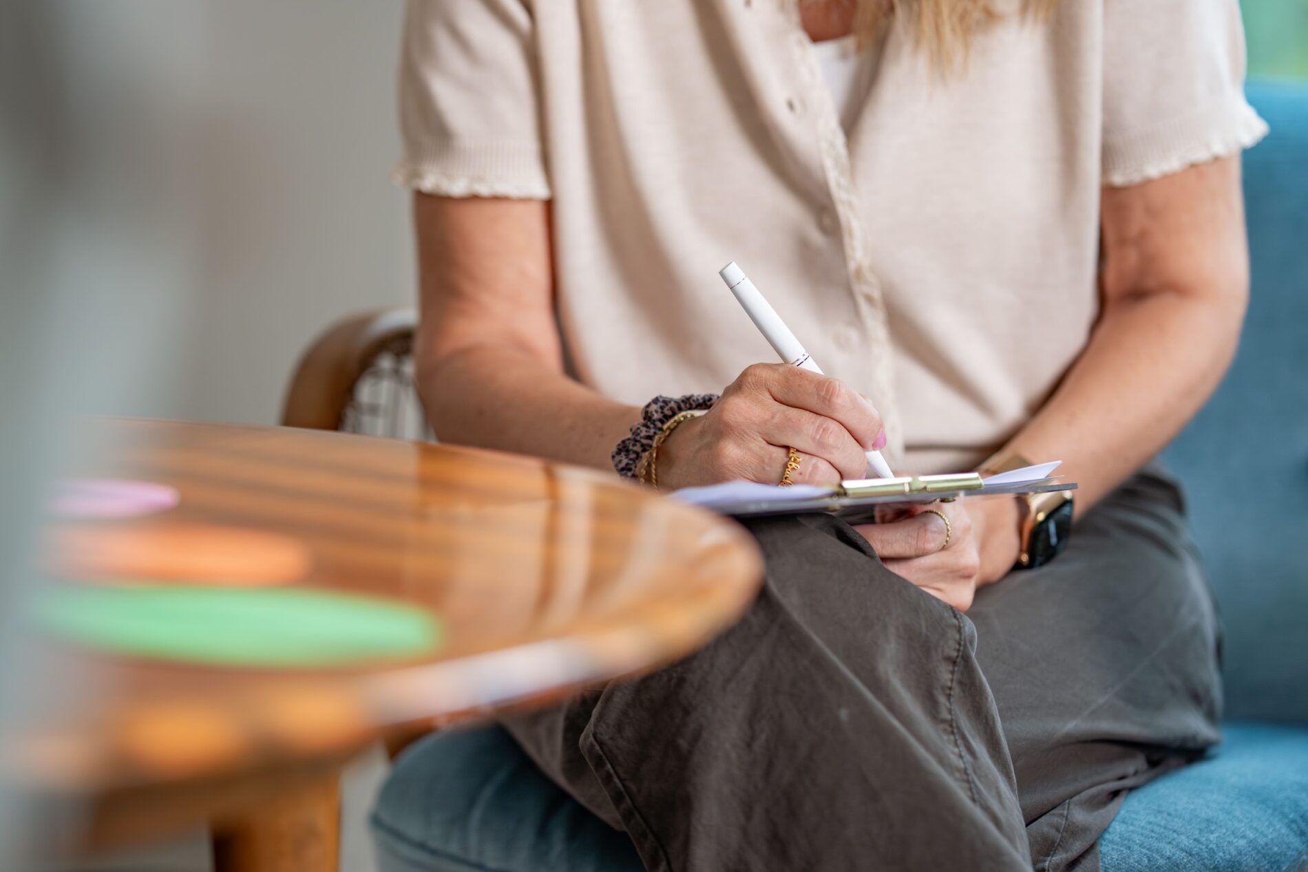 Therapeutin der JUNA GbR Herten notiert im Beratungsgespräch — strukturierte und professionelle systemische Therapie und Familienberatung in Herten