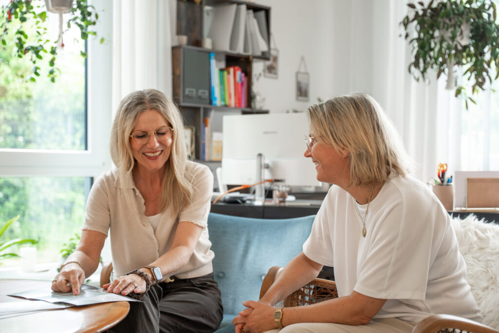Die Gründerinnen der JUNA GbR, Julia Spoden und Nadine Frischmann, im fachlichen Austausch in der Praxis in Herten — systemische Therapeutinnen und Geschäftsführerinnen der DGSF-zertifizierten Praxis