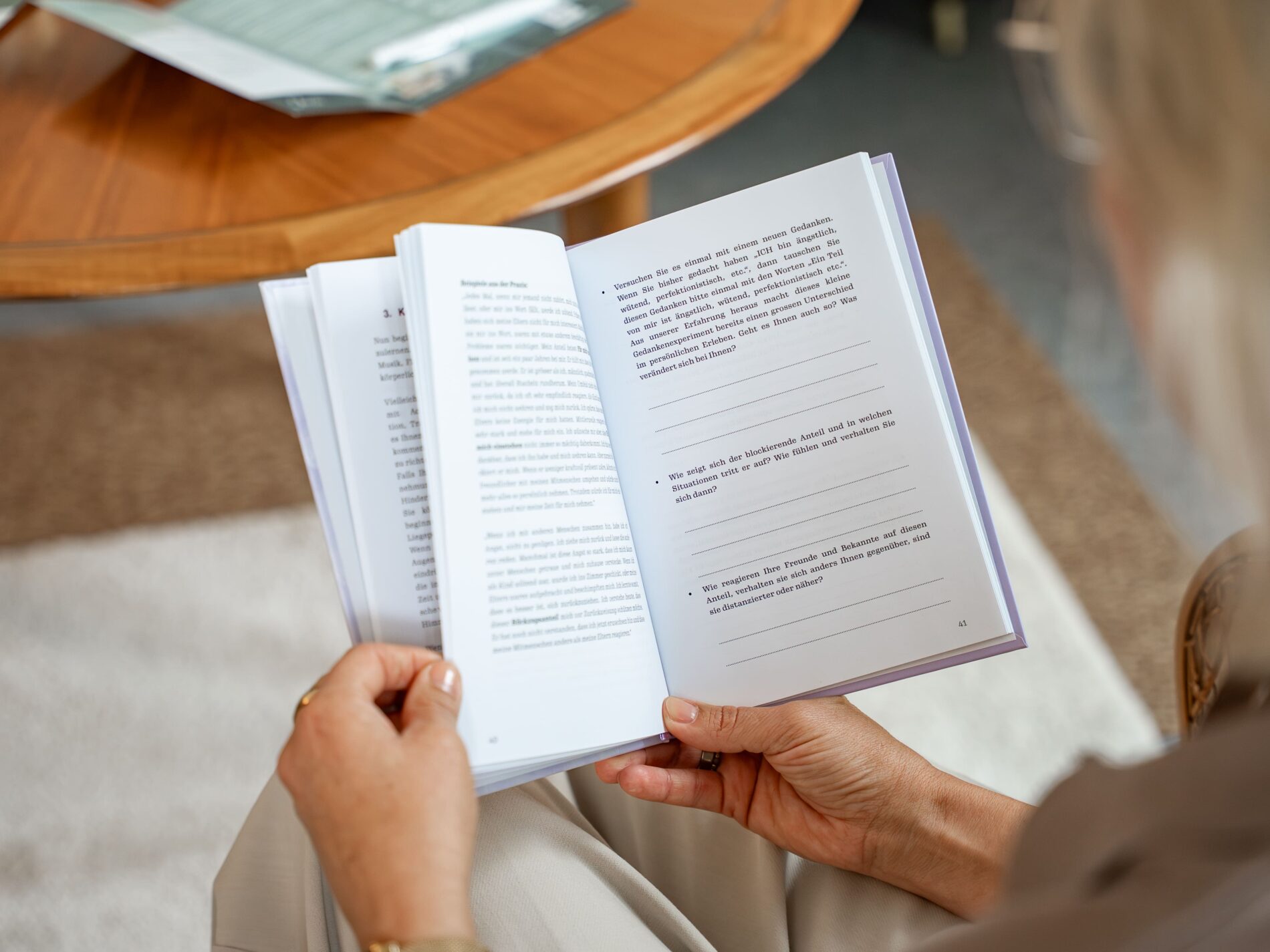 Therapeutin der JUNA GbR Herten liest in Fachliteratur zur systemischen Therapie — kontinuierliche Weiterbildung für höchste Beratungsqualität