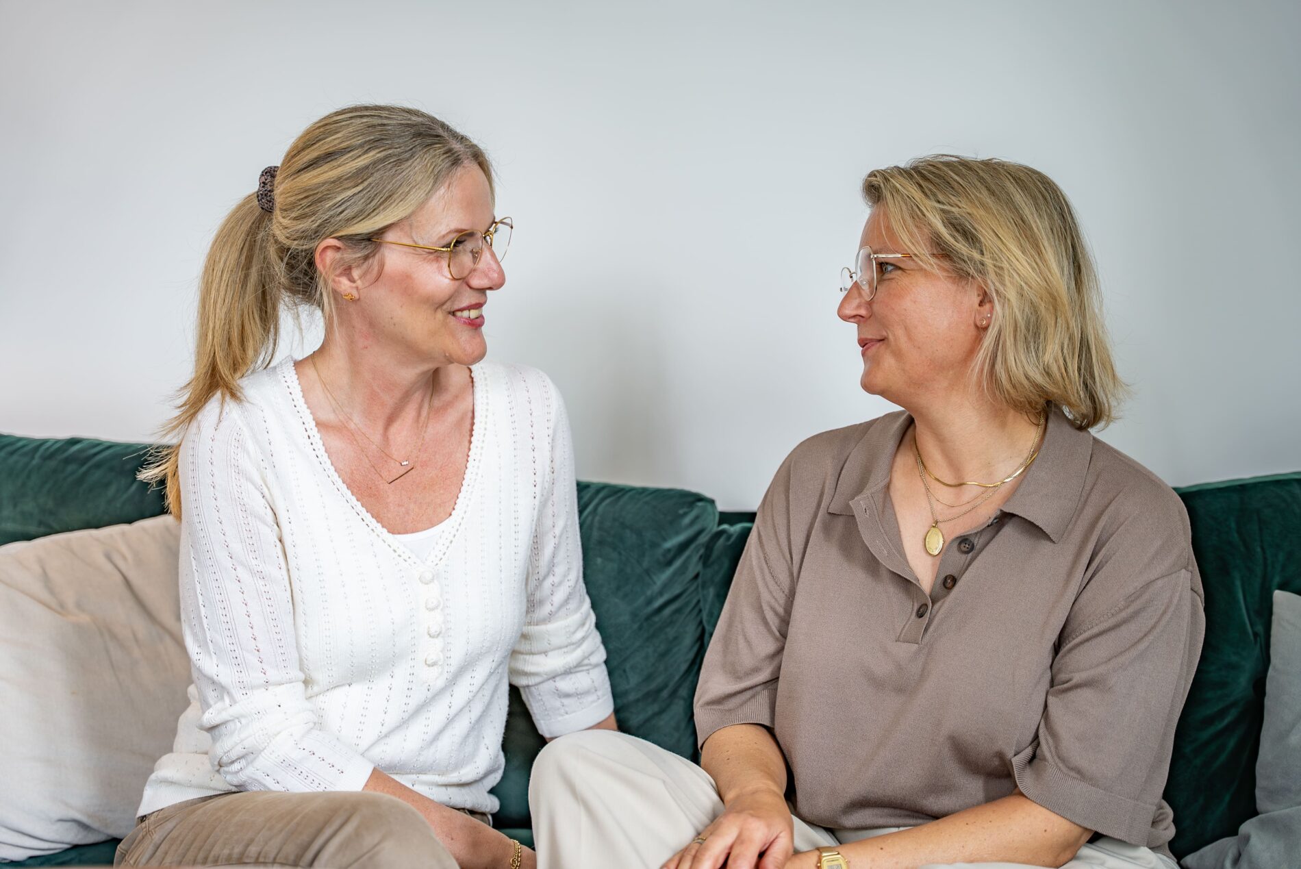 Die Gründerinnen der JUNA GbR, Julia Spoden und Nadine Frischmann, im vertrauensvollen Austausch — systemische Therapeutinnen und Partnerinnen in Herten